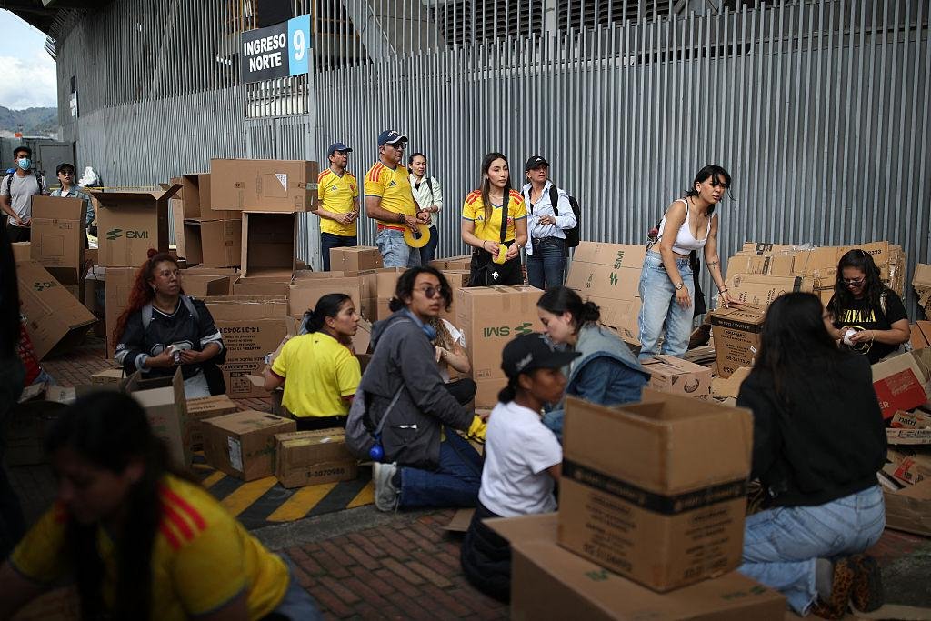Grupo de voluntarios armando cajas de ayuda en Bogotá