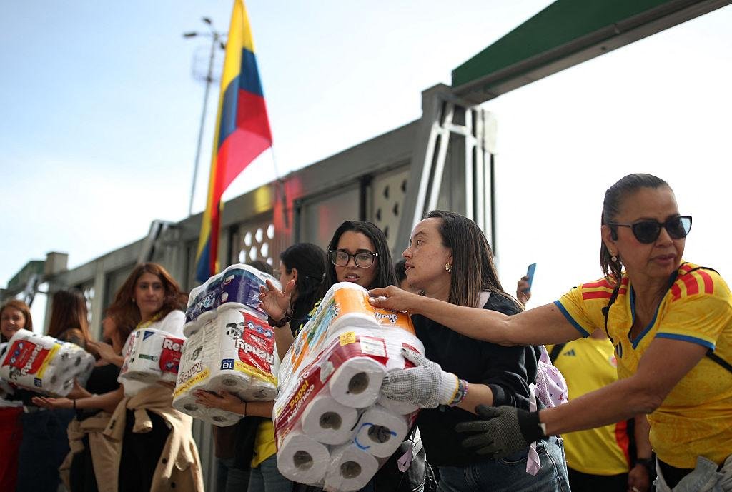 Personas entregando insumos en un punto de acopio en Bogotá